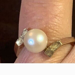 ELEGANT 10K SOLID  GOLD & GENUINE PEARL RING.Size 7.5
